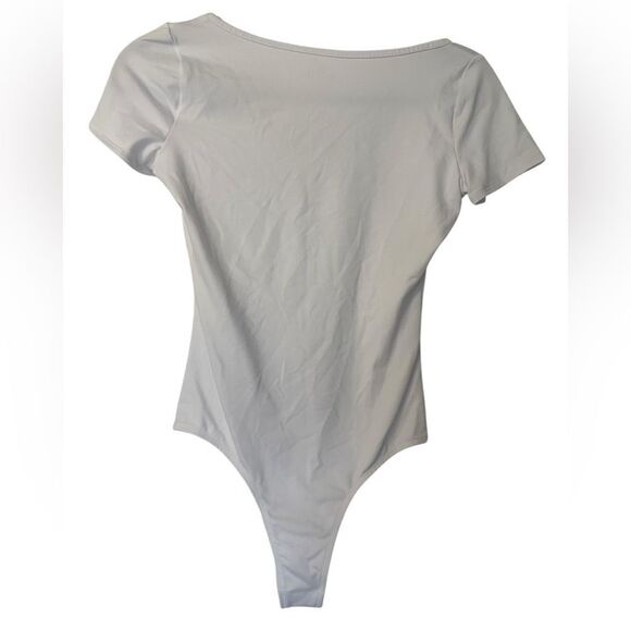 Hollister White Short Sleeve Bodysuit. Size small - Picture 2 of 3